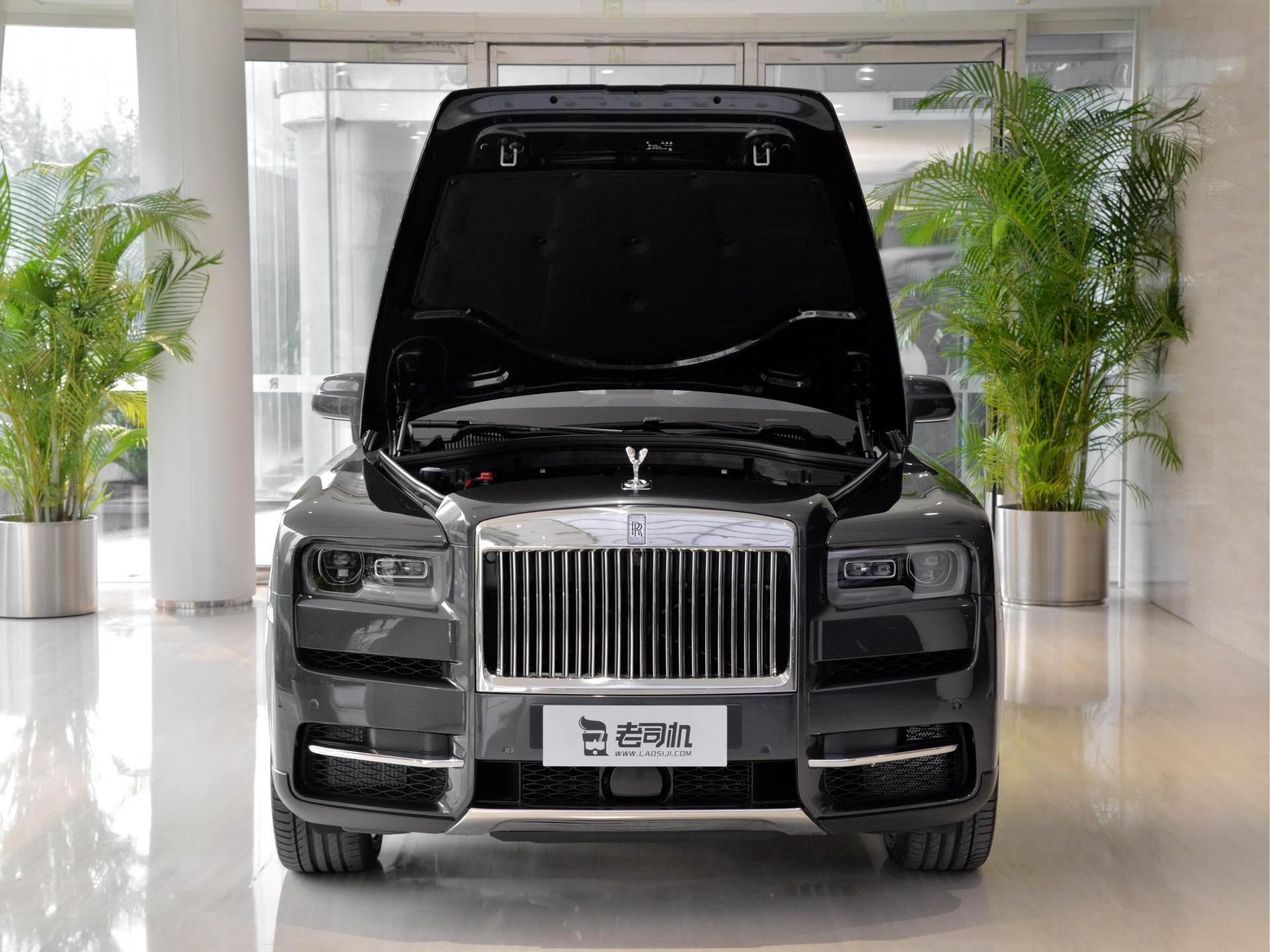 suv的塔尖,豪华v12量产顶级suv没有之一,实拍劳斯莱斯库里南