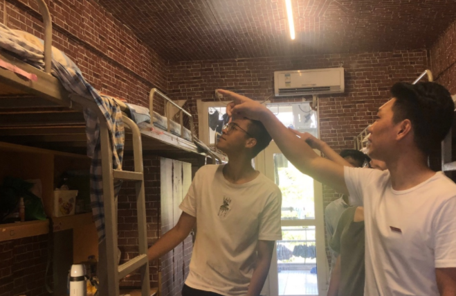 凡尔赛式晒大学宿舍走红，空调独卫是标配，堪称行走的招生简章