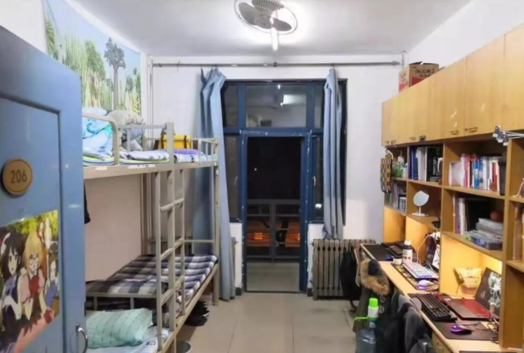 大学宿舍仿佛“贫民窟”，环境“脏乱差”，新生入学直呼：想退学