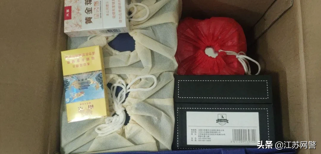 江苏泰州:奥迪停了数小时没熄火,警察开门后吓一跳!