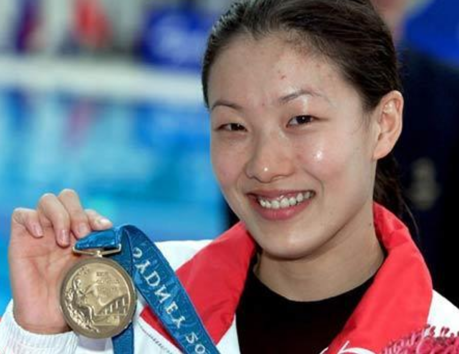 霍启刚为啥没选伏明霞(跳水皇后伏明霞,名气大于郭晶晶,为何退役后嫁