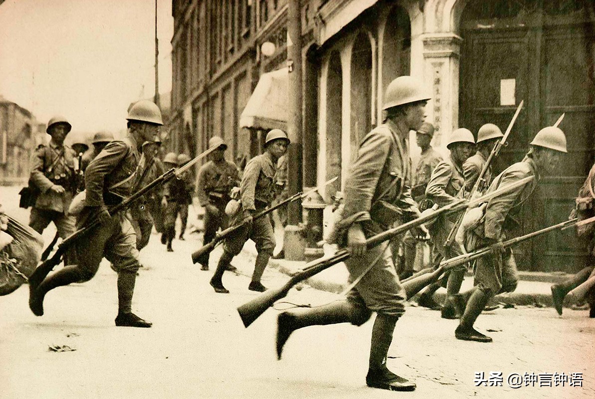 ͼ˵�ֻ��վ�½���ĵ���װ����Ь��