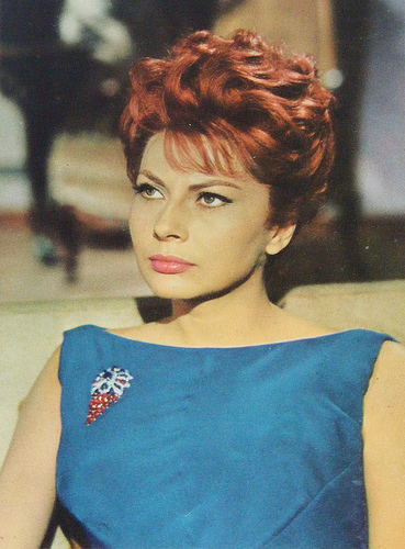 伊朗末代美艳王后！国王宠翻送天价珠宝，却因无法生育被流放