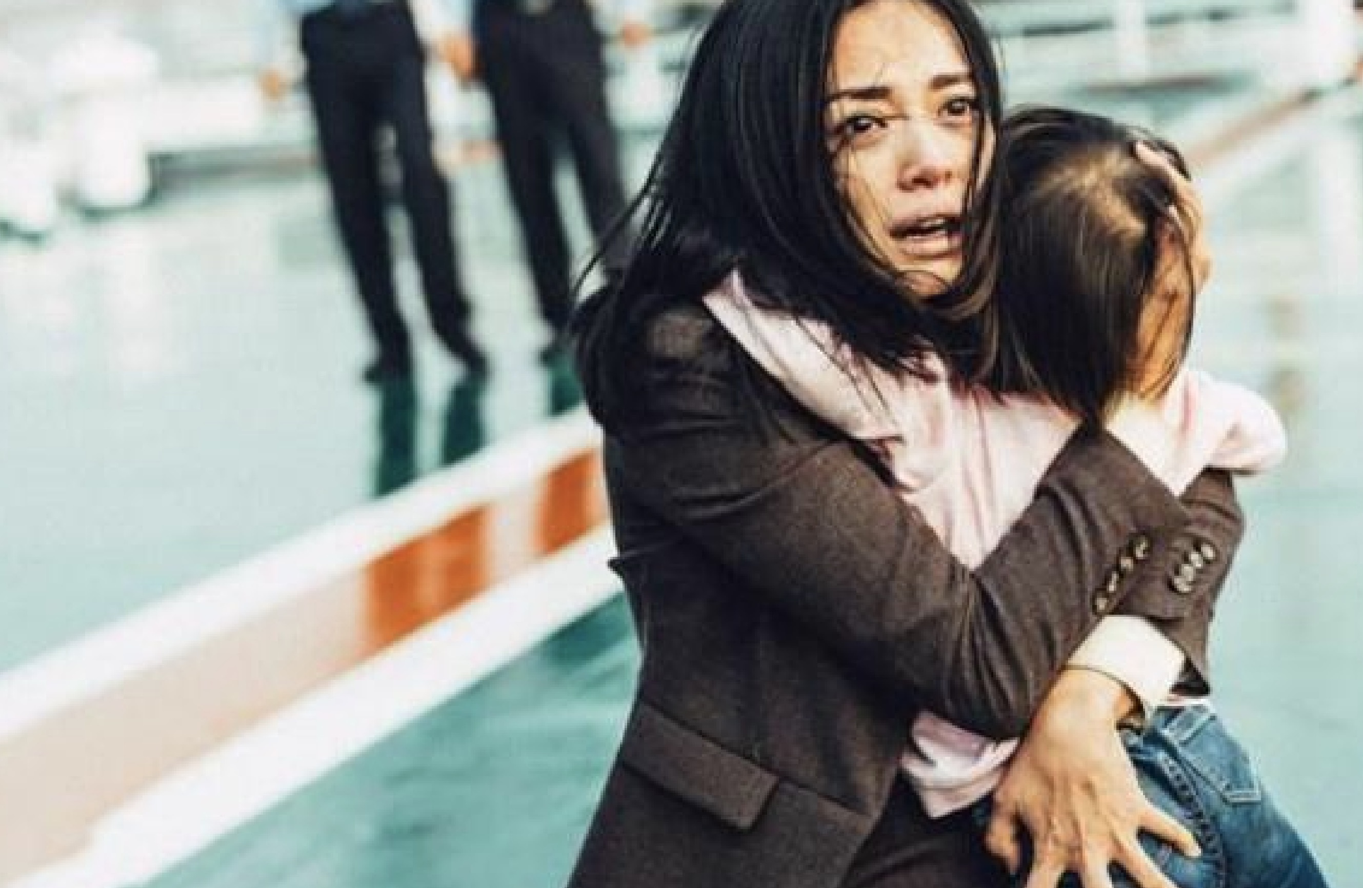 保姆抱起宝宝跑出雇主家，主人发现不对劲，看完监控后赶忙道谢