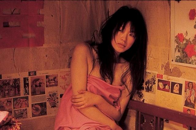 深山光棍为传宗接代，120元买下被拐大学生，两人与牲畜同住17年