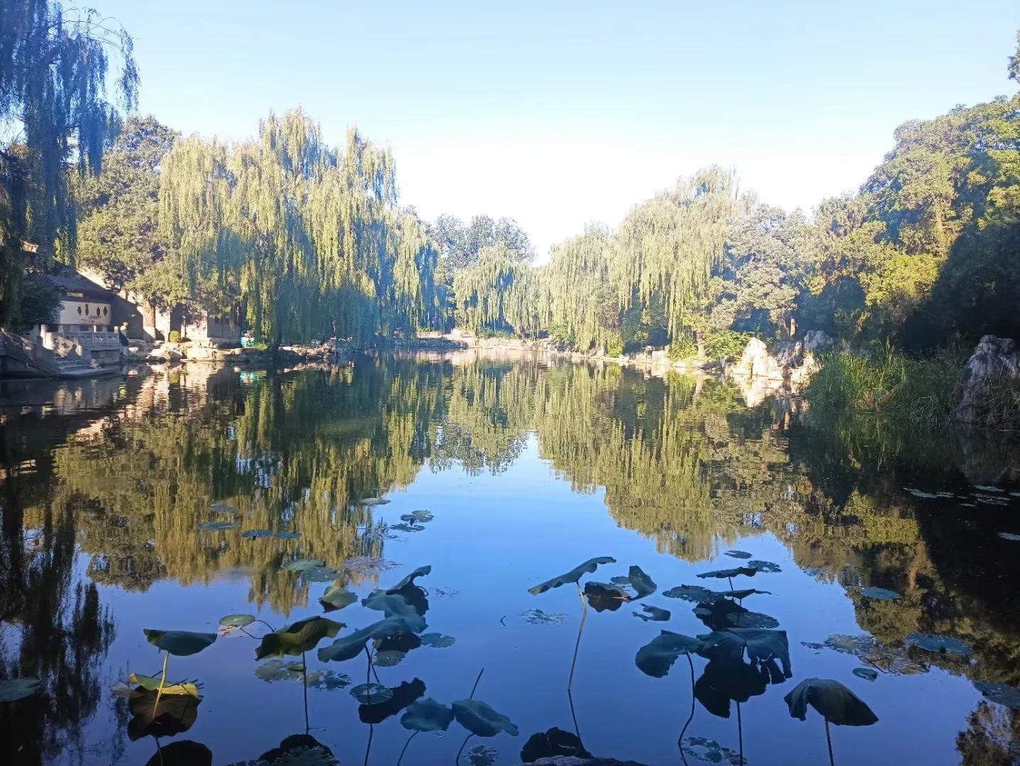 水木清華景點水木清華是清華園中最著名的景點,是清華園內最引人入勝