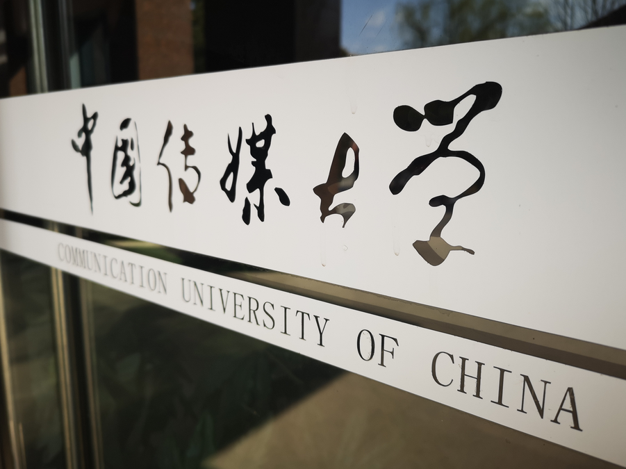 “中传”又一位校花走红，颜值不输冯琳，还摘得环球小姐中国冠军