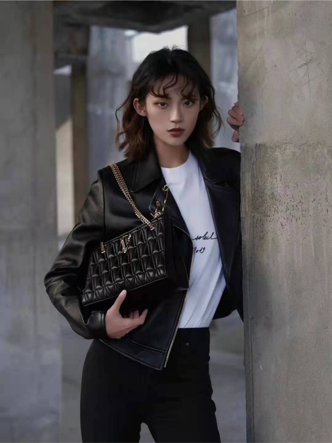 短款皮衣搭配什么裤子好看