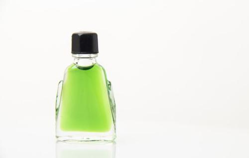 风油精不仅可以除胶，还可以处理笔迹，快来试试吧