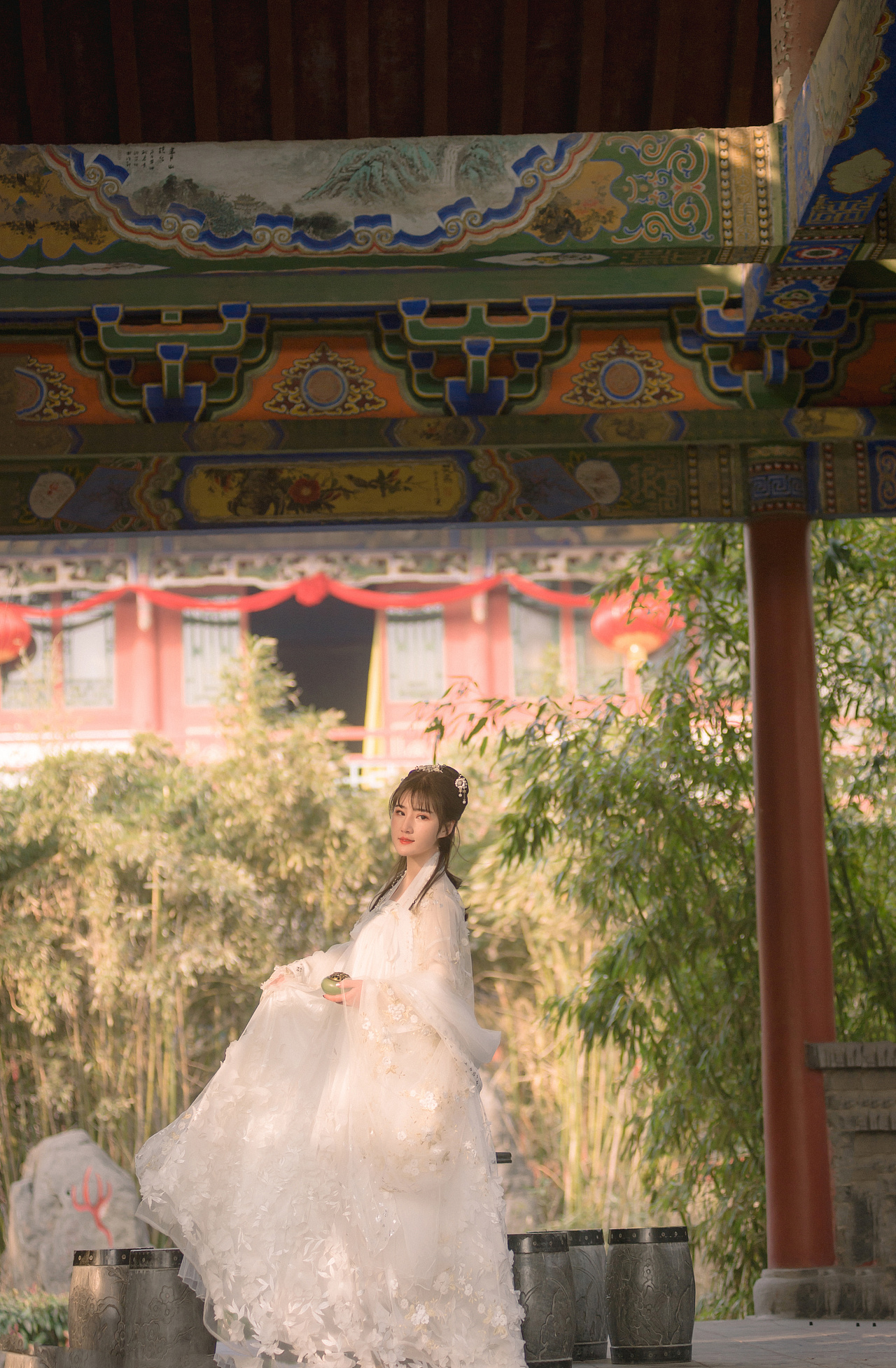 未能抛得杭州去,一半勾留是此湖.碧毯线头抽早稻,青罗裙带展新蒲.