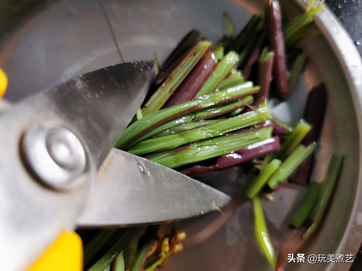 春天长出的嫩芽蕨菜遇上小银鱼，碰撞出别具小清新的口感