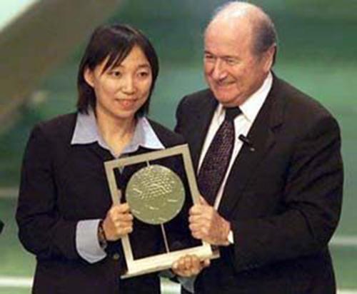 中国女足1999年出征世界杯阵容(回顾中国女足奥运征战史，96年夺银定格辉煌，孙雯留下史诗级进球)