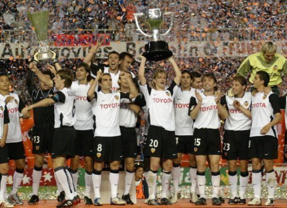 贝尼特斯的成名赛季，2002年带领瓦伦西亚队夺得当季西甲联赛冠军