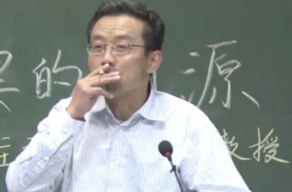 老师上课烟不离手，学生却无半点抱怨，这位复旦教授究竟有何魅力