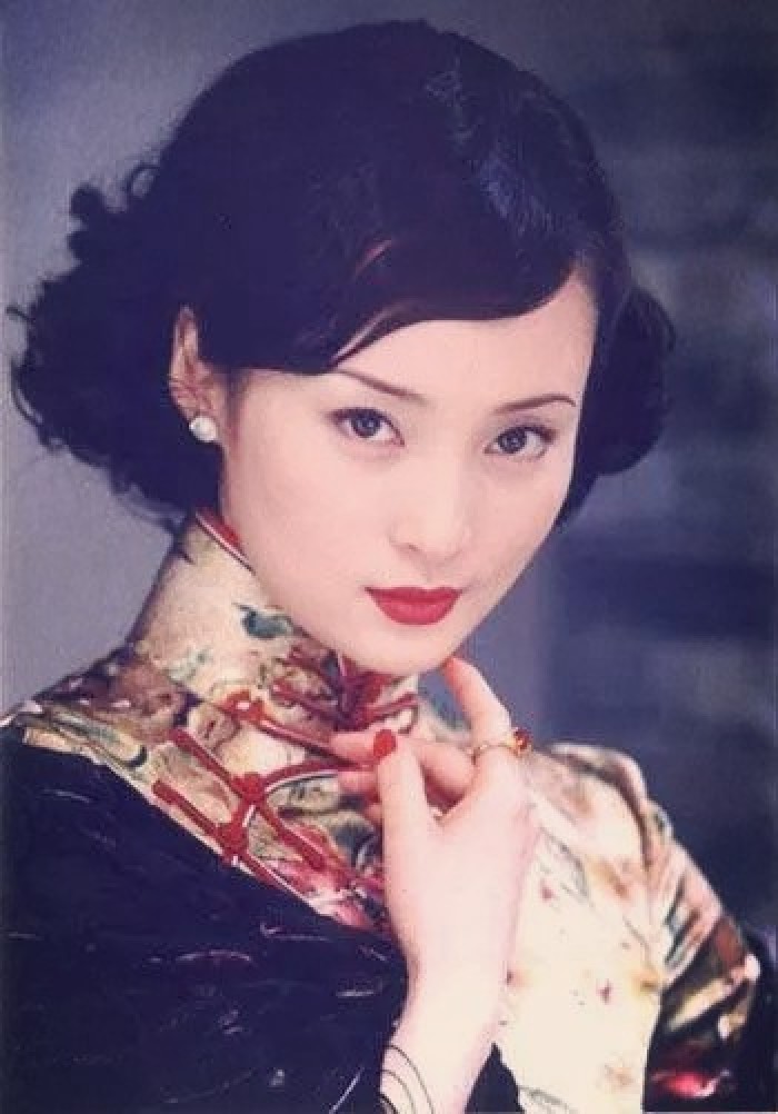 顾曼璐《海上牧云记》里的皇后顶着这样的颜值说自己"容颜老去"