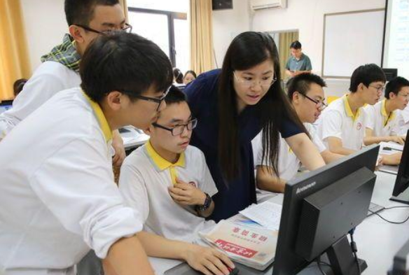 上海一教师工资单曝光，月收入近3万引热议，老师却觉得情理之中