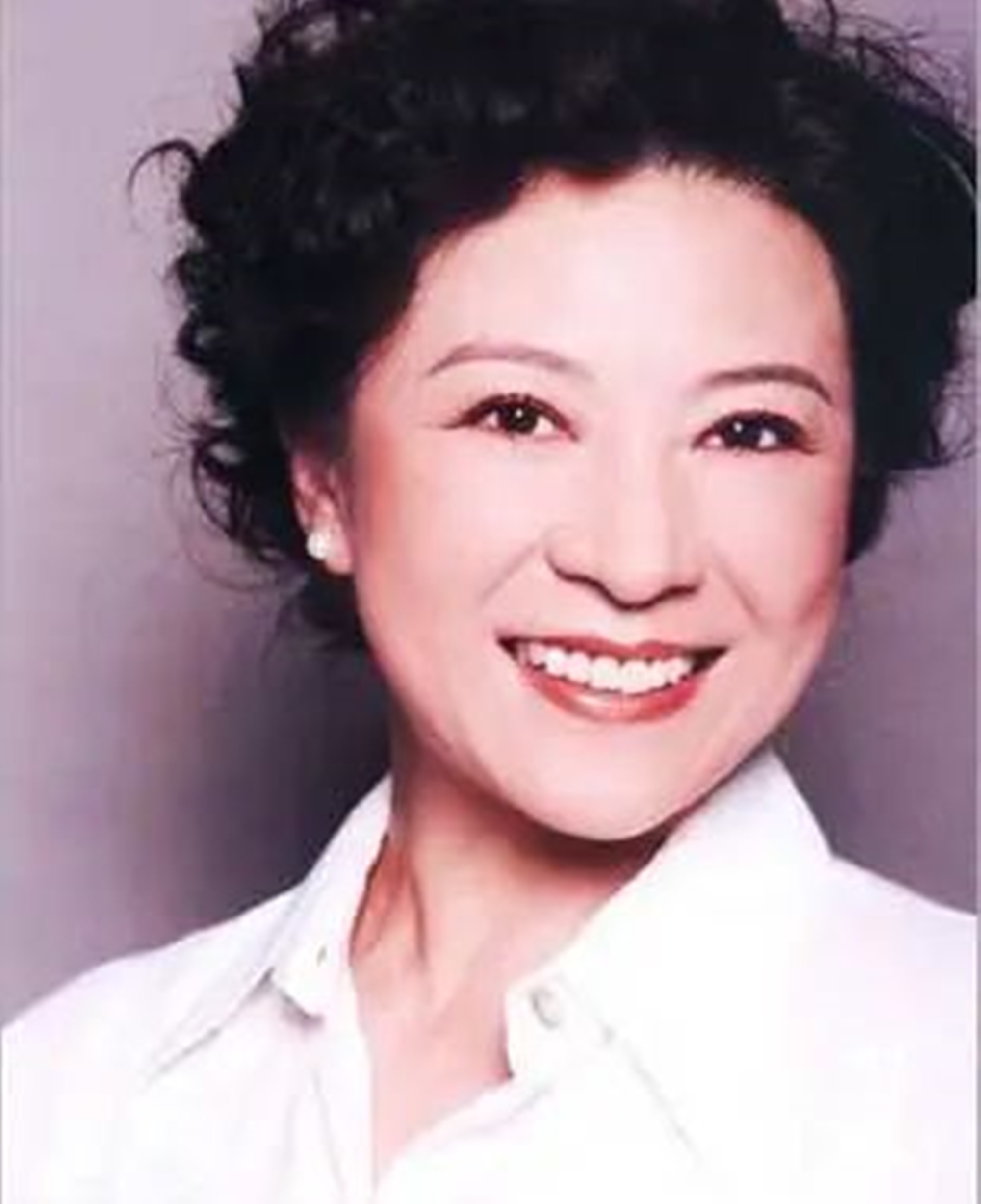 1949年出生于江苏徐州的王馥荔,在父母的要求下,自小学习戏曲.