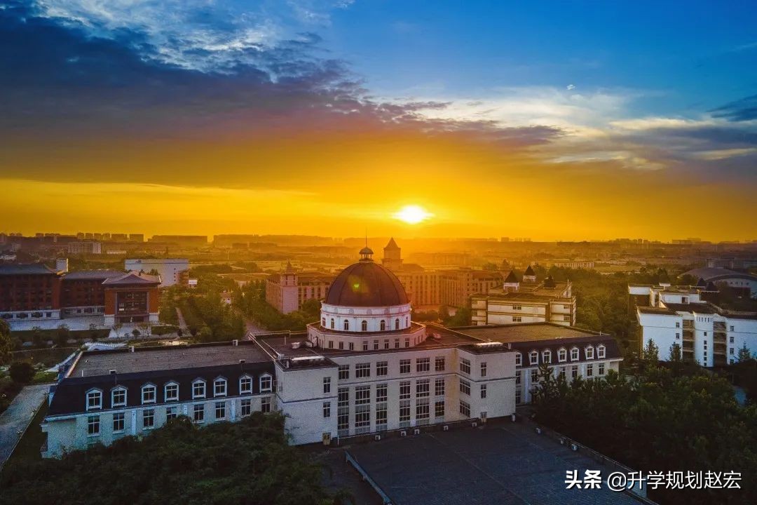 更名后的成都锦城学院，2021年在川专业位次均下降，最多19745名