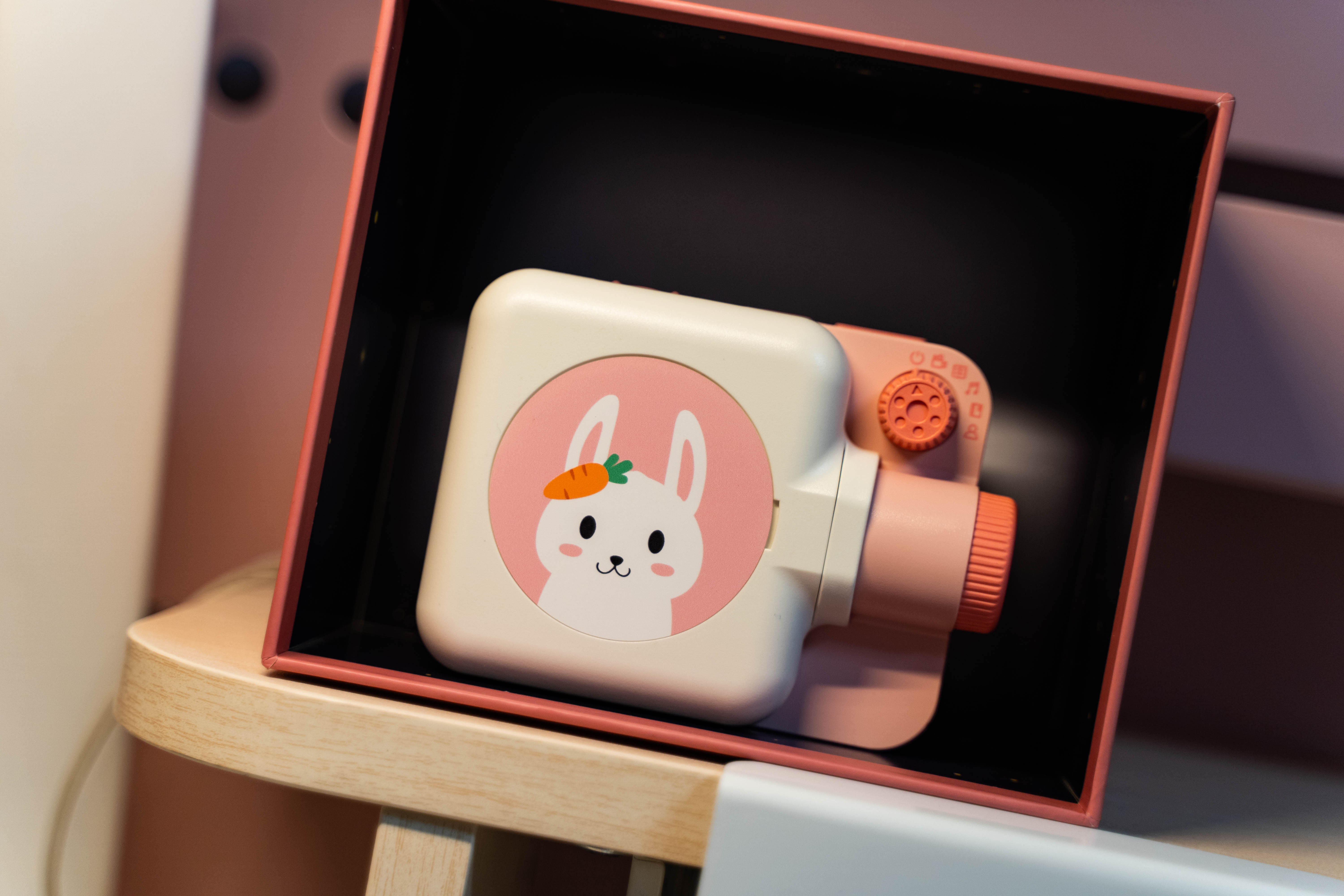 为带娃焦头烂额？不会启蒙教育？了解一下趣学伴绘本故事放映机