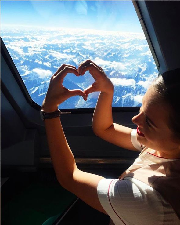 很难追溯第一位使用双手凹心形的博主是谁,但这样的拍照方式着实在