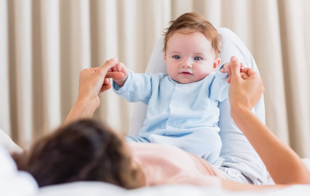 婴儿何时能靠眼睛看清妈妈？月龄不同视力水平不同，你家娃达标没