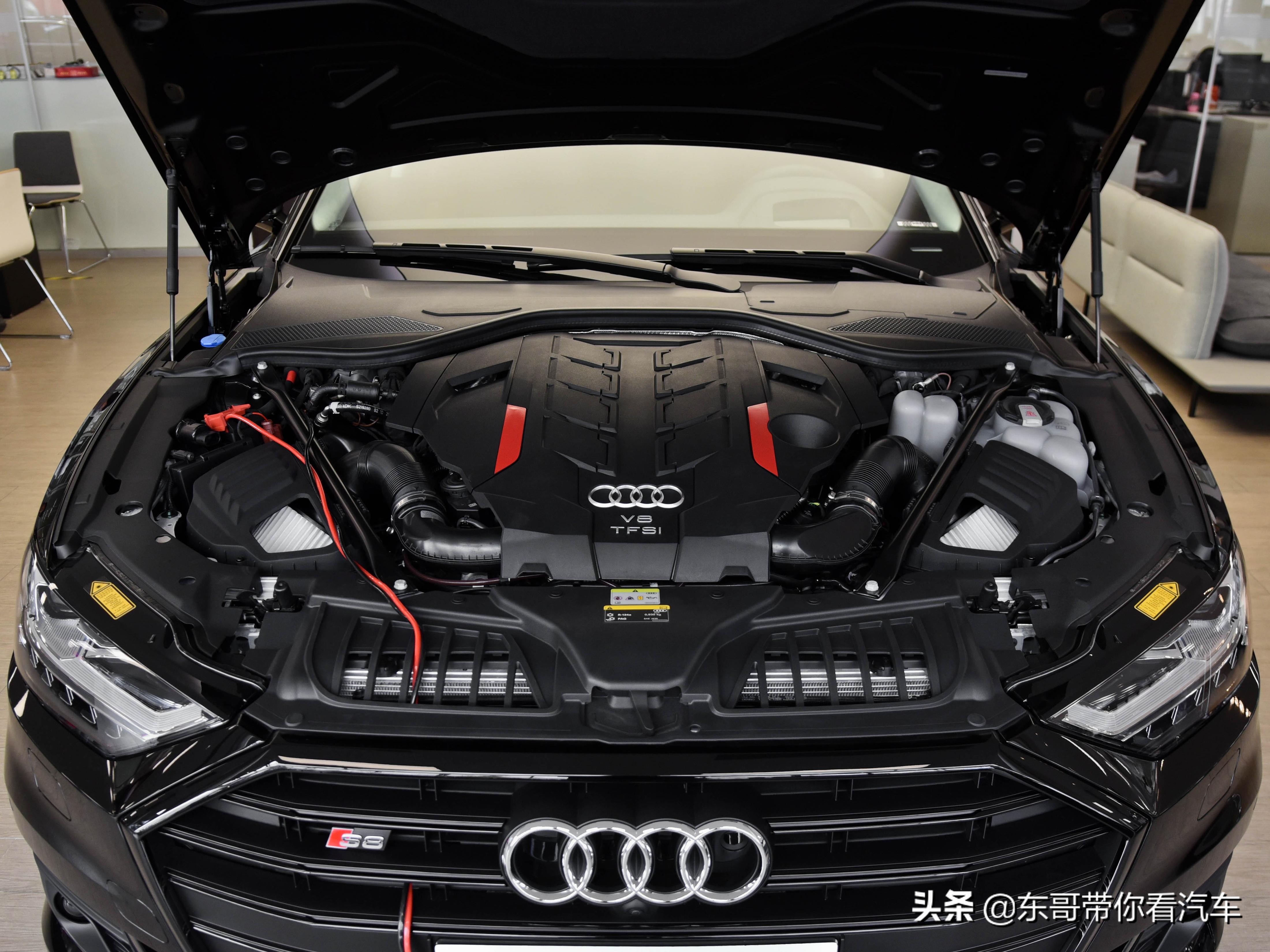 V8动力高性能奥迪旗舰轿车，第二排空间配置旗舰感受，实拍奥迪S8