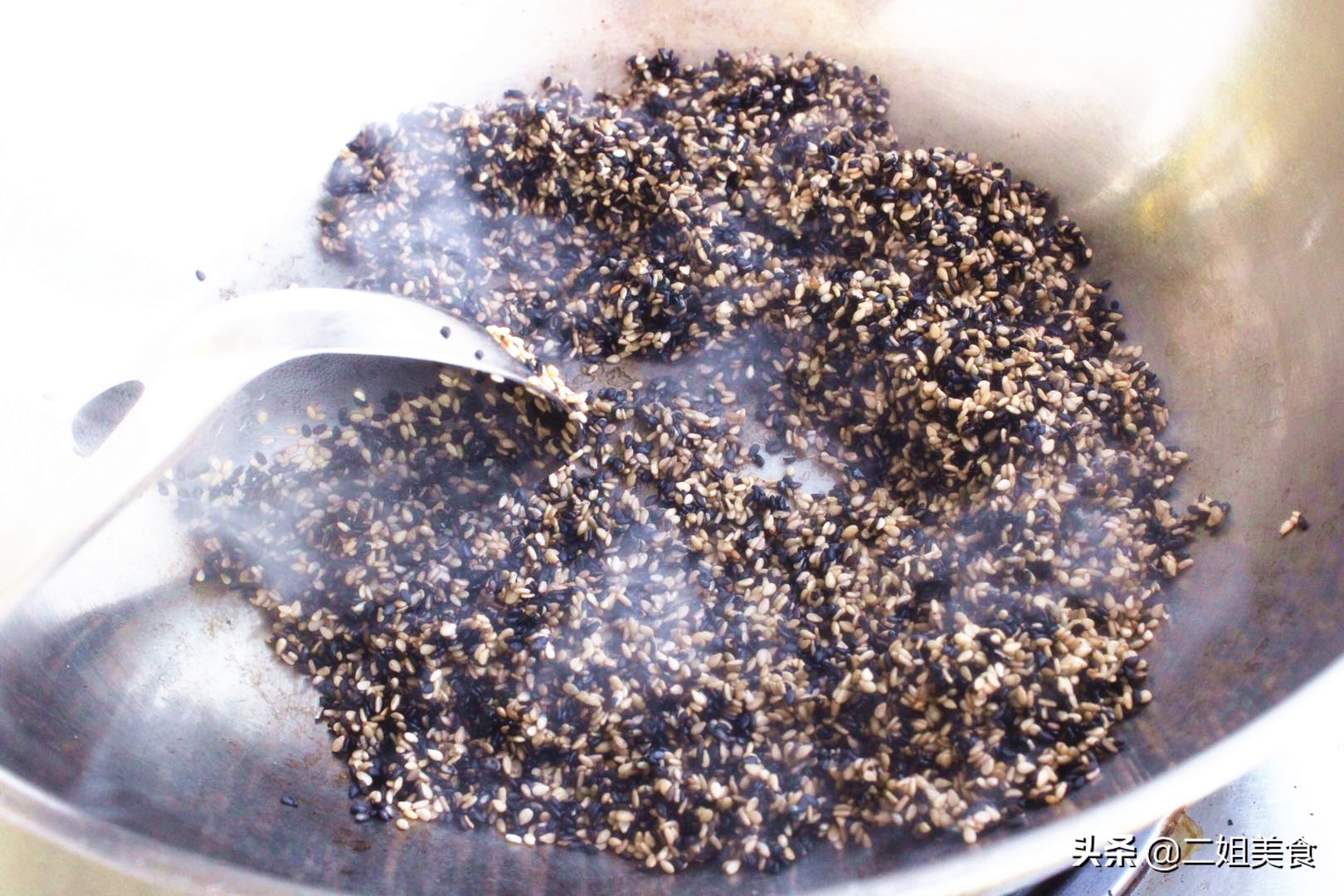 把黑芝麻和白芝麻下锅炒一炒,太香了,每天吃2勺,营养还美味