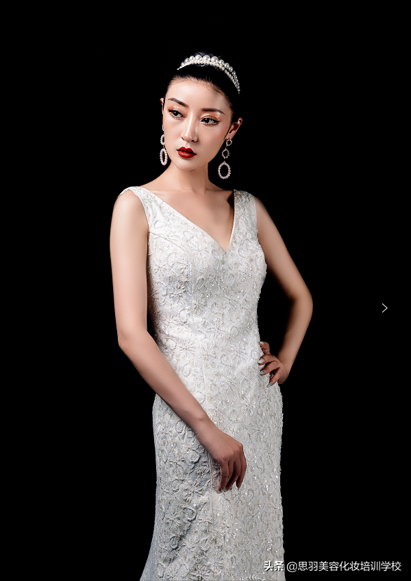 晚礼发型图片简单大气尊贵高雅的晚礼造型