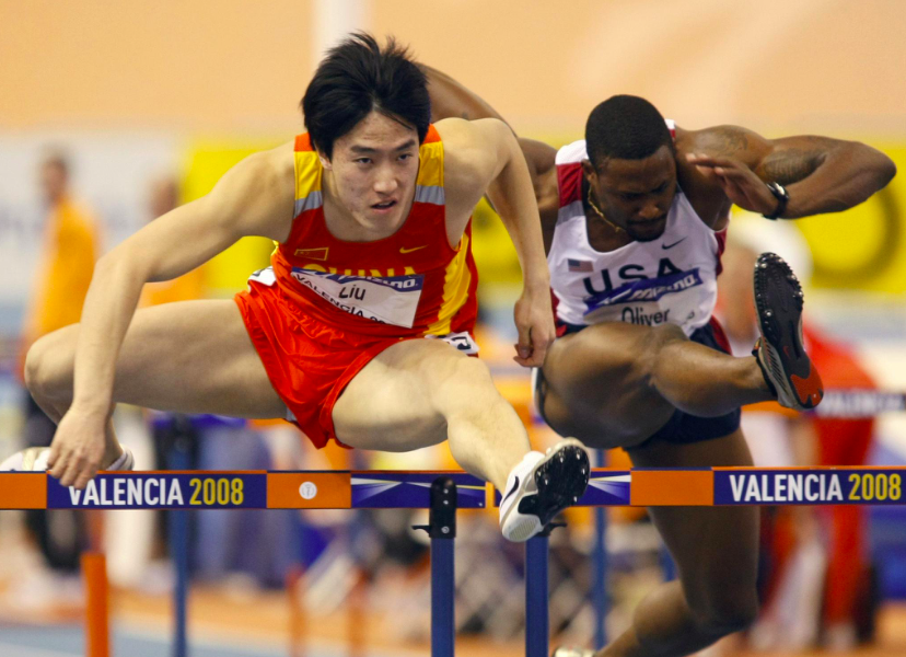 刘翔今年多大了（36岁刘翔近照曝光，机场携娇妻甜蜜出游，再婚后潮流有型似20岁）