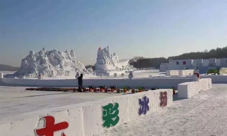 人生到处知何似，应似飞鸿踏雪泥，长白山一片雪白，等你留下脚印