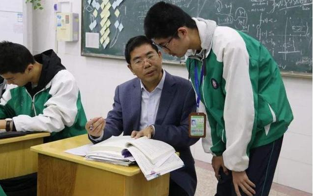 清华大学美女校花火了，颜值和明星不分伯仲，网友喊话：快出道吧