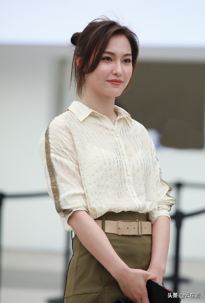 街拍美女迷人美照，衣服真好看啊