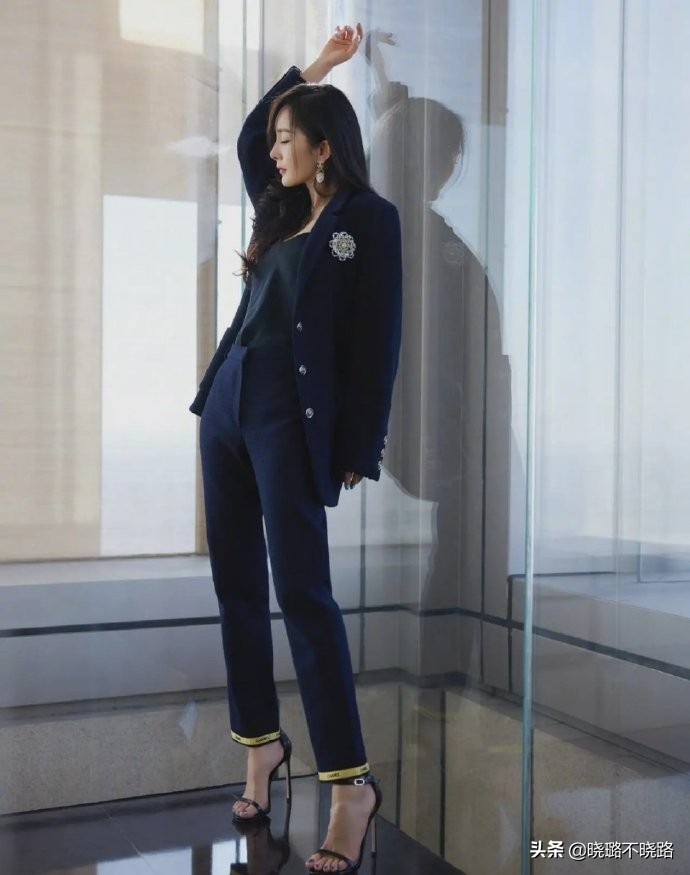 陈数带火了一种穿法，叫“西装+烟管裤”，很适合四五十岁的女人