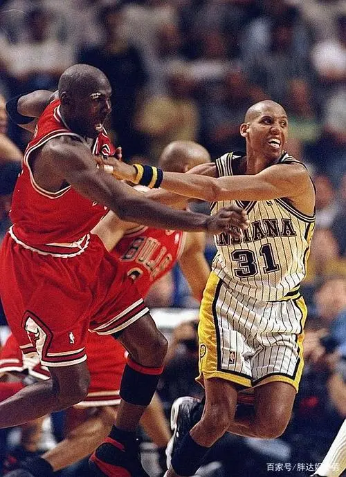 98篮球网nba直播吧（NBA纪实连载27：98年带领内忧外患的公牛三连冠，乔丹彻底封神上卷）