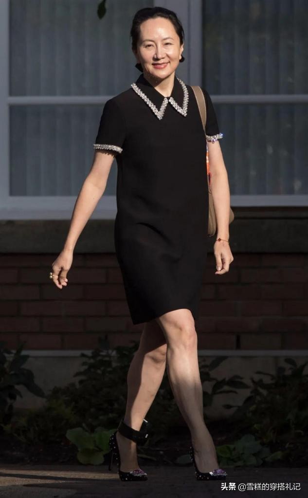 真正见过世面的女人，穿裙子不会配凉鞋，不得体！看孟晚舟就懂了