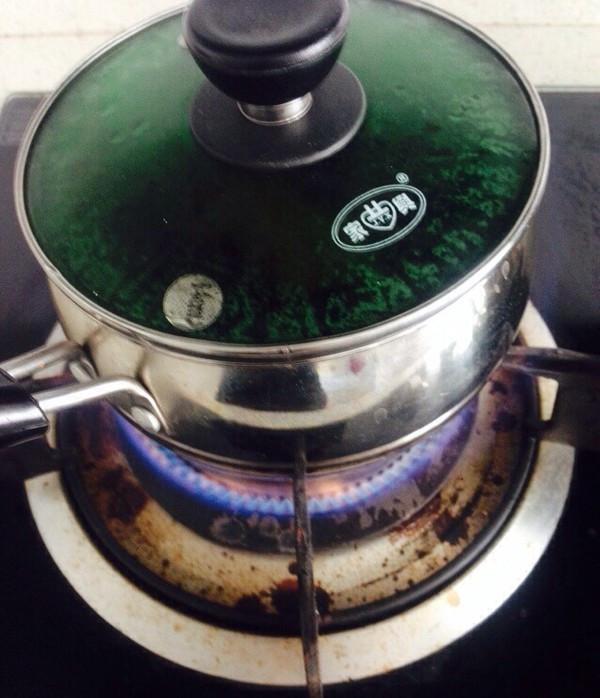 大妈校门口摆摊卖“罕见小吃”，价格便宜，每次都要排长队购买