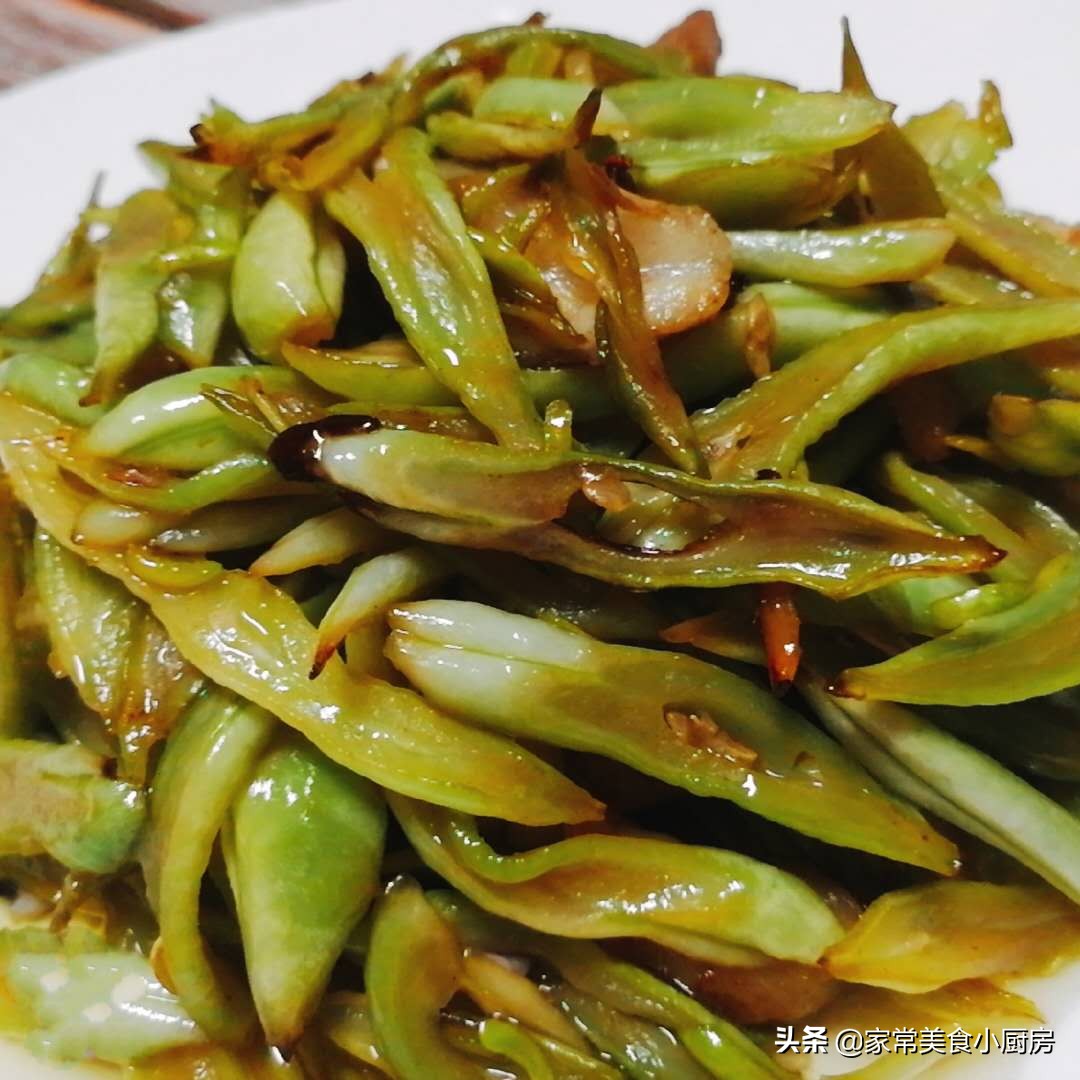 豆角这样炒熟得快入味足，口感脆嫩，不过油不焯水，5分钟就出锅