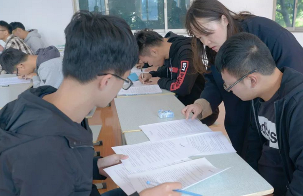 大学生临近毕业时，“三方协议”不要随意签，可能会影响以后就业