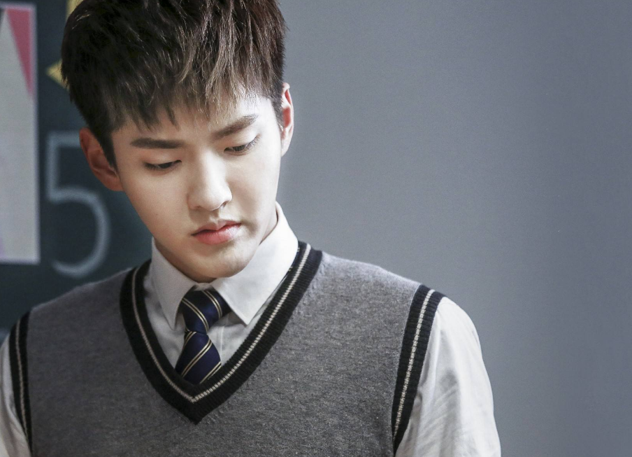 母亲依然频繁联络,隔着万里指导他的一切生活琐事,哪怕吴亦凡后来跻身