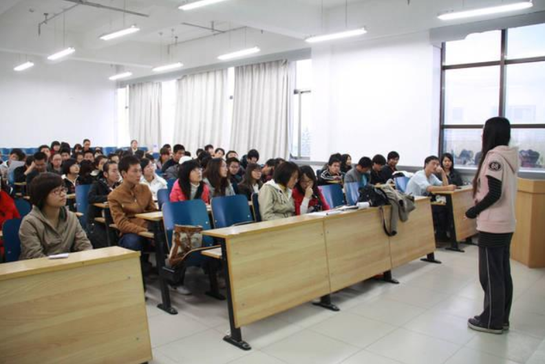 大学辅导员工资曝光，看到金额羡慕了，难怪名校毕业生抢着去当