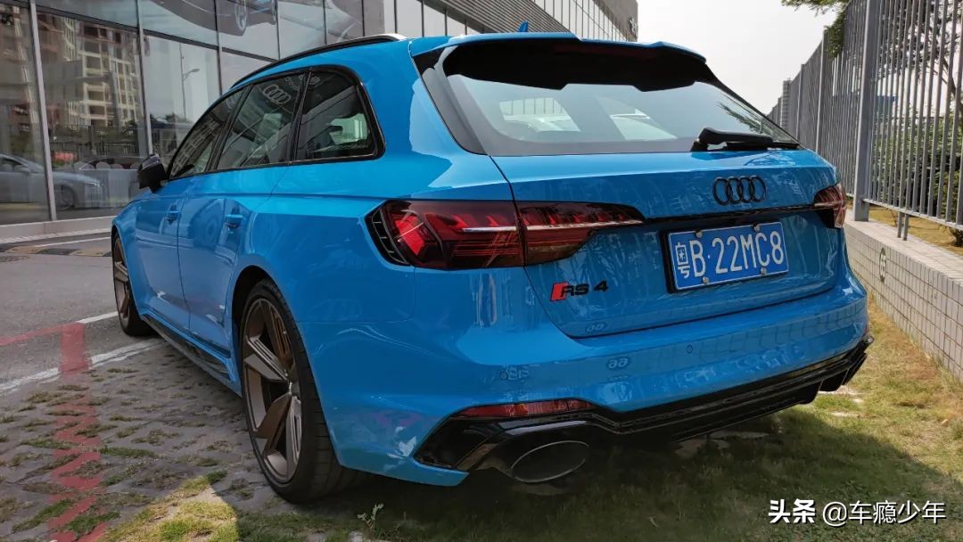 到店实拍新款奥迪RS4瓦罐，售价81.28万起，最速买菜车？