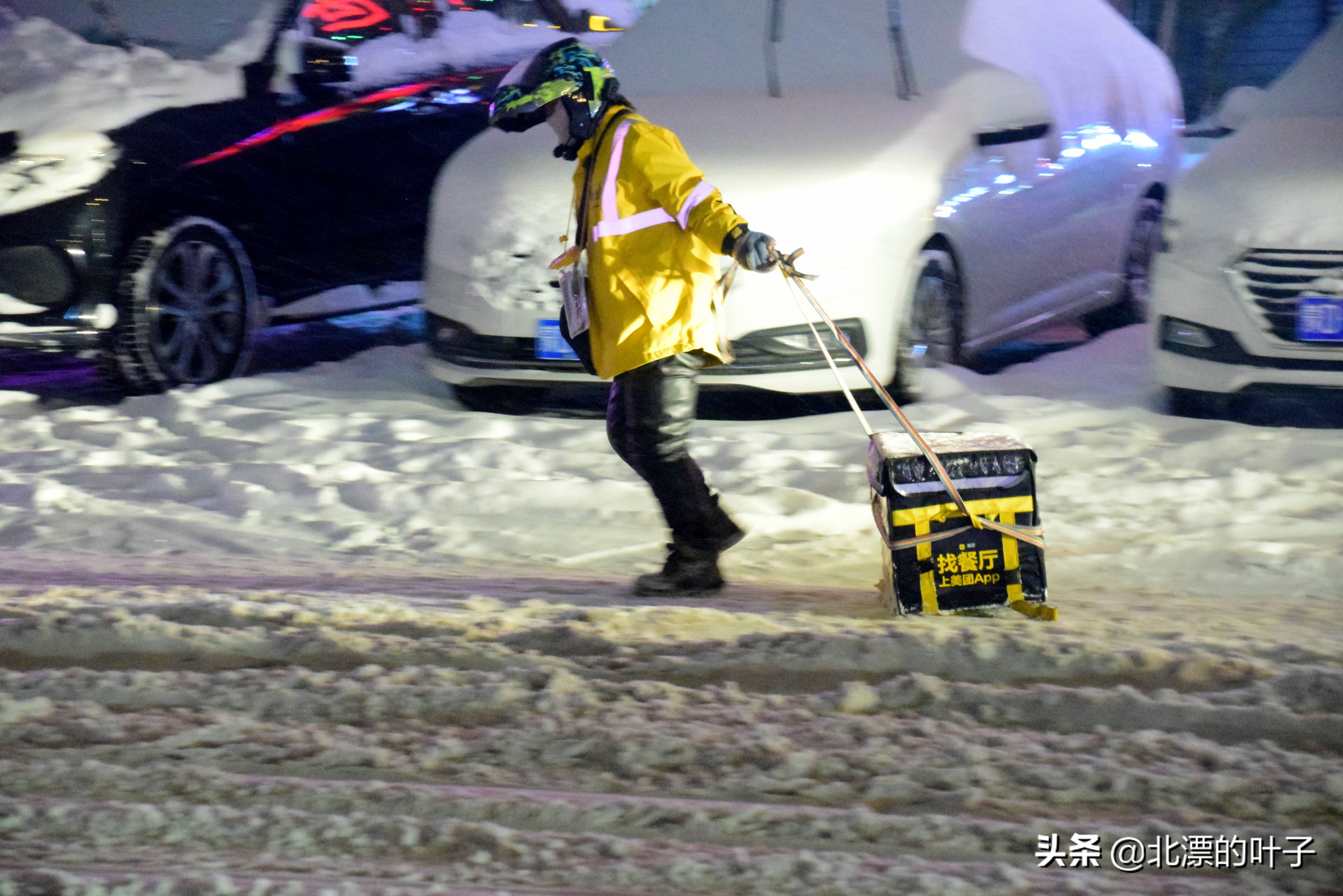 大雪之中，女士拖着箱子去送外卖，箱子坏了，恳请王兴不要扣她钱