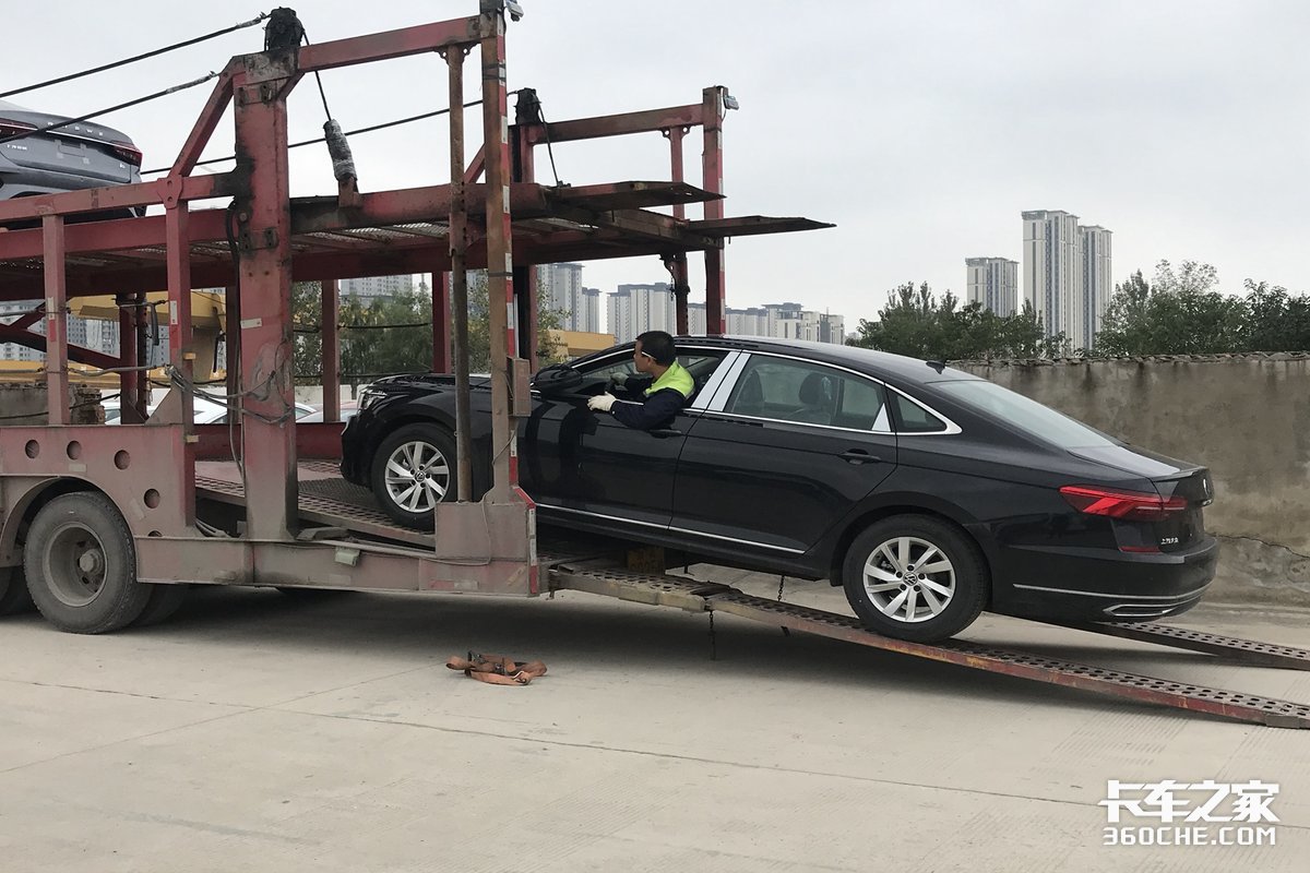 蹭坏车顶赔了2万9，一个月底薪9千元，开轿运车倒短这活也不好干