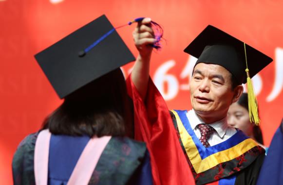 高校男生参与乃万事件，却因发表不当言论遭开除，网友：干得漂亮