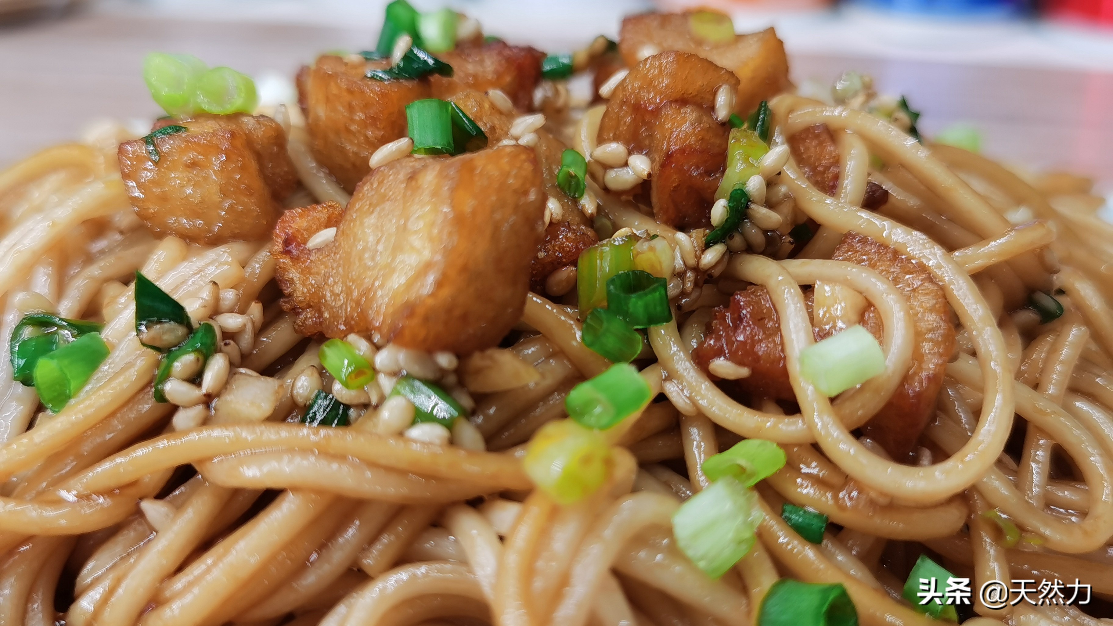 做法简单的猪油拌面,油渣酥脆,面条香滑,学会了就不用出去吃了