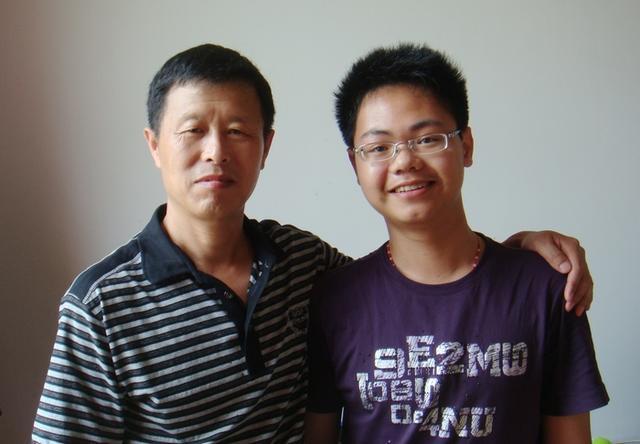 母亲陪读十几年，高考671分考上清华的他，现状怎样了？