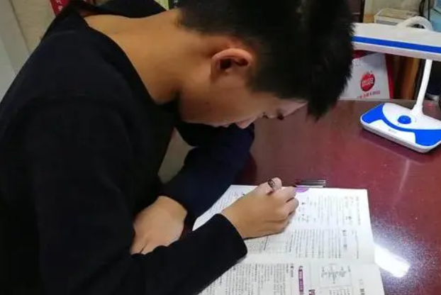 想入伍的大学生迎来好消息，有机会被保送到军校，但要满足条件