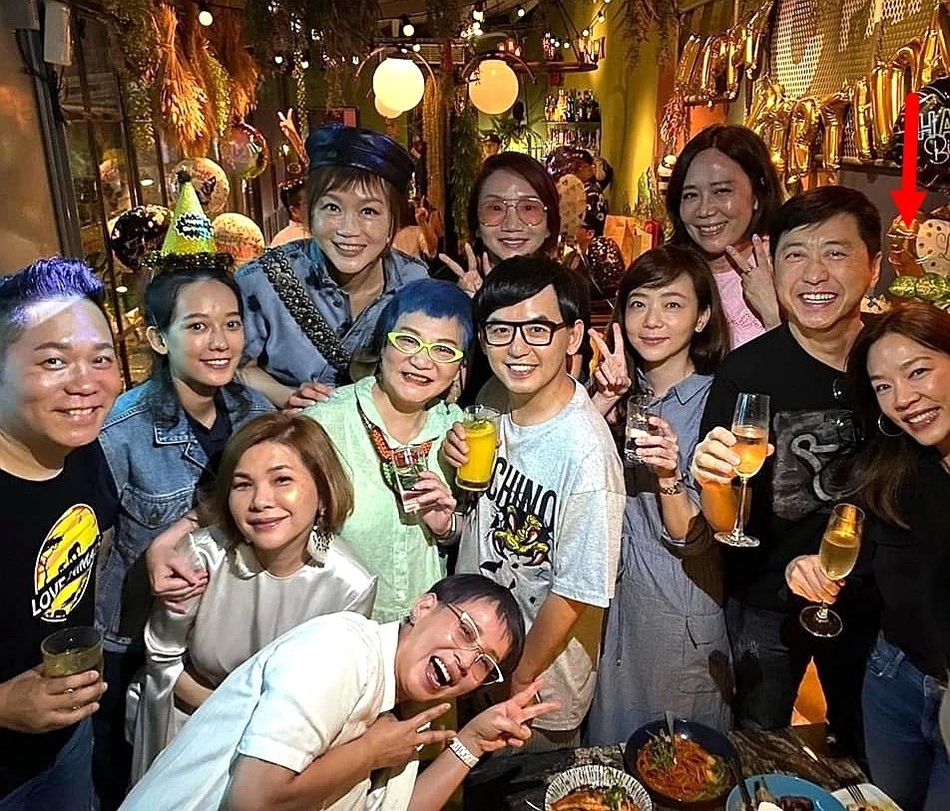 8月10日,一张与庾澄庆妻子张家欣以及陶晶莹·黄子佼等圈内好友的合影