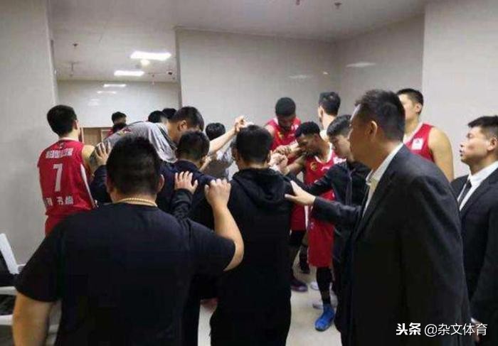 cba周湛东现在在哪个队(28岁入选男篮却被换掉！离开广东男篮失去位置，与娇妻领证)