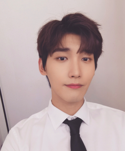 95后男星恋情曝光！当众被摸腿后同回酒店，喂女方吃东西关系暧昧